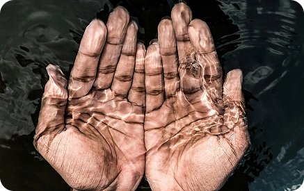 mains dans l'eau